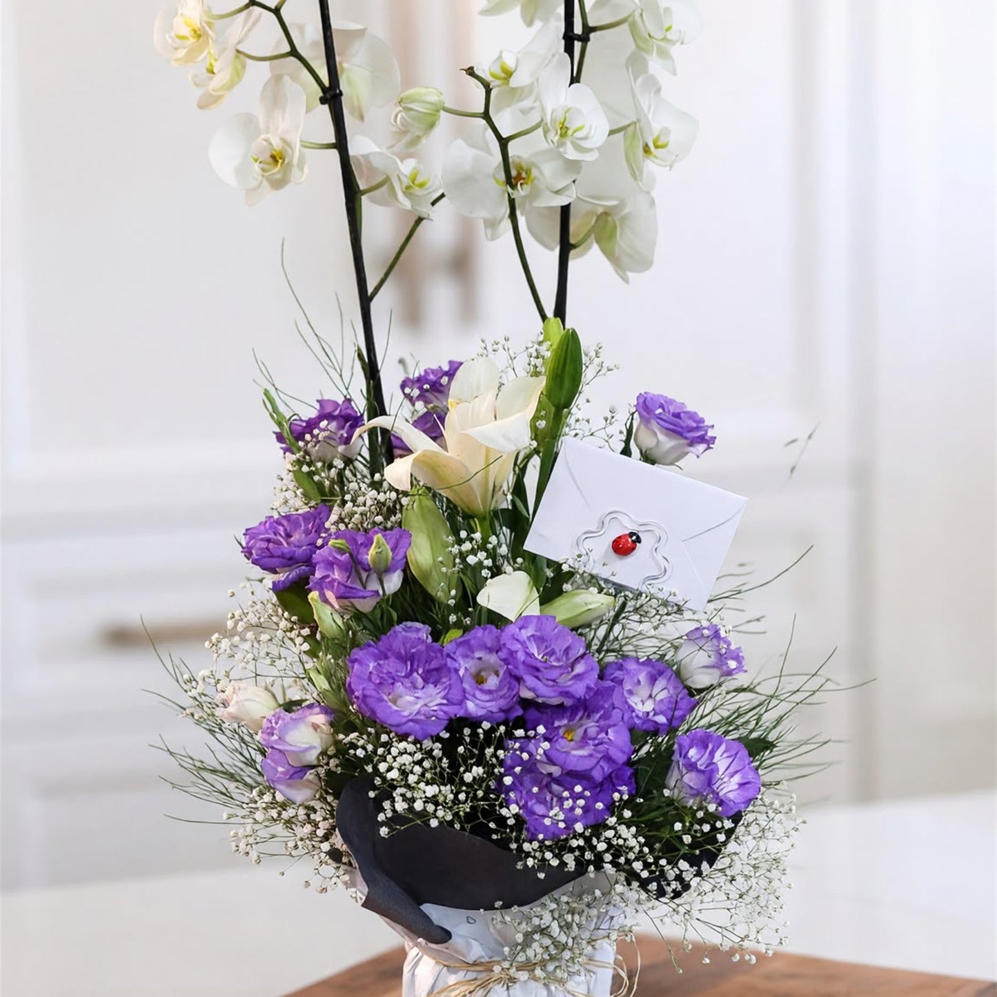 Vefa — Beyaz Orkide & Mor Lisianthus Aranjmanı